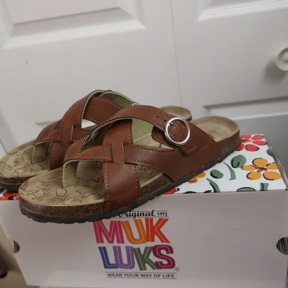 Muk Luks Women's Tan Cross-Strap Sandals - Picture 2 of 8